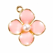 Vedhæng. Blomst med perle. Emaljeret og forgyldt. 17 mm. Pink